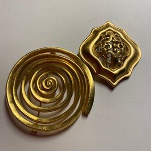 Set of two gold pins vintage